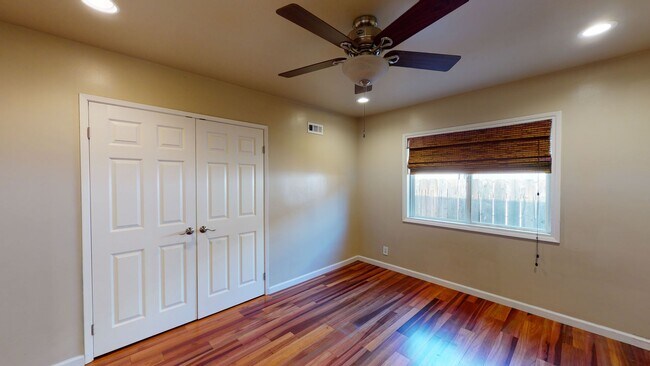 Building Photo - 5705 Mary Ln Dr