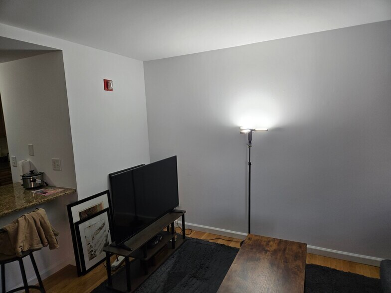 Building Photo - 300 Broad St