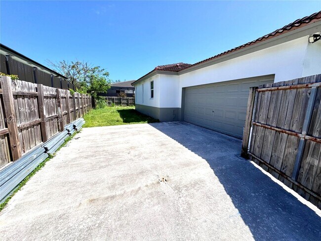 Building Photo - 21405 Ingraham Ave Rd