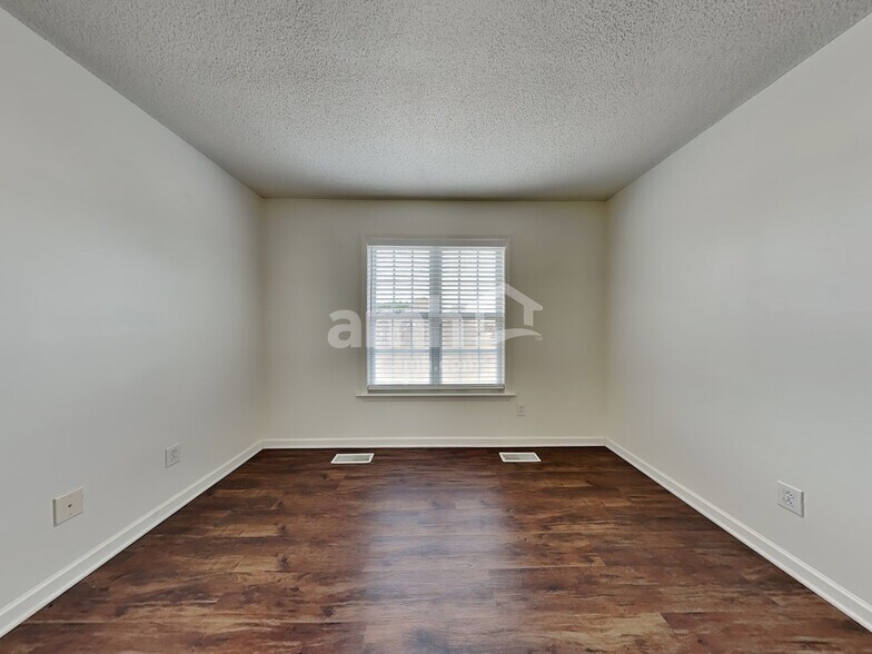 Building Photo - 5520 Bridgegate Dr
