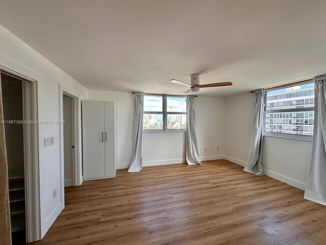 Building Photo - 6900 Bay Dr