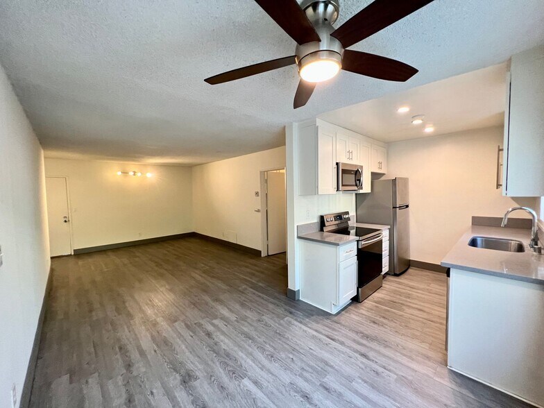 Building Photo - 3359 Mentone Ave