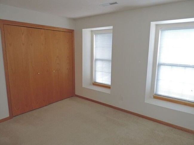 Building Photo - $1,325 | 2 Bedroom, 2 Bathroom Condo | No ...