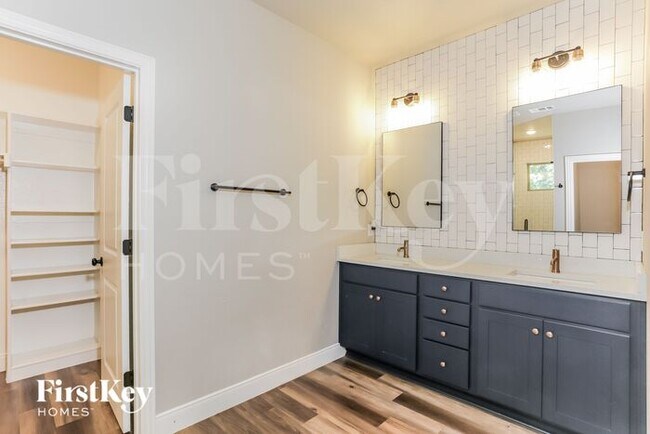 Building Photo - 216 Rousseau St