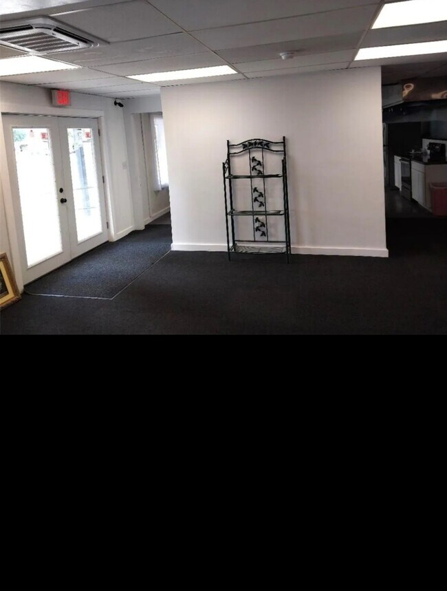 Building Photo - 868 Main St