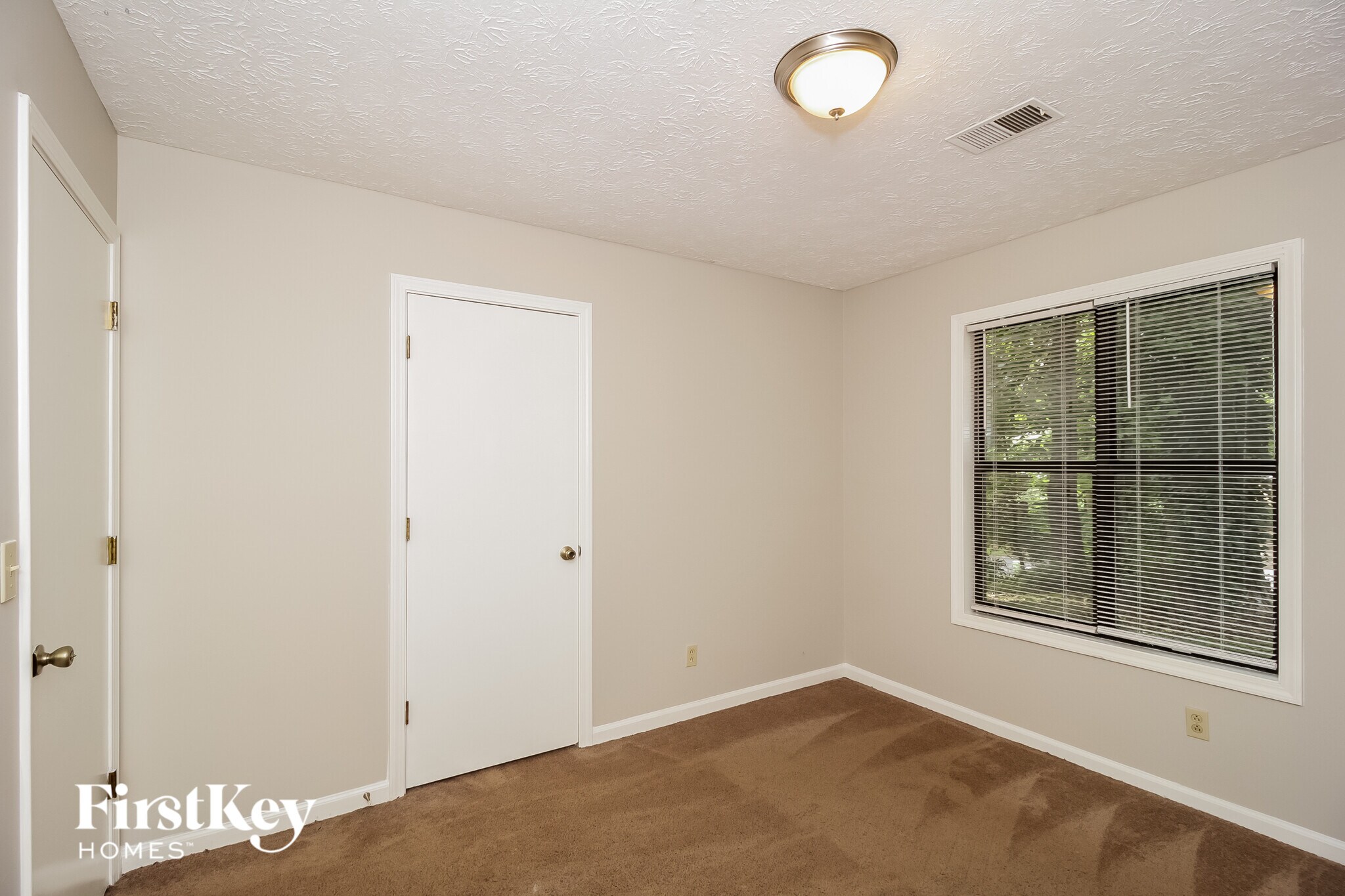 Building Photo - 1049 Rolling Green Dr