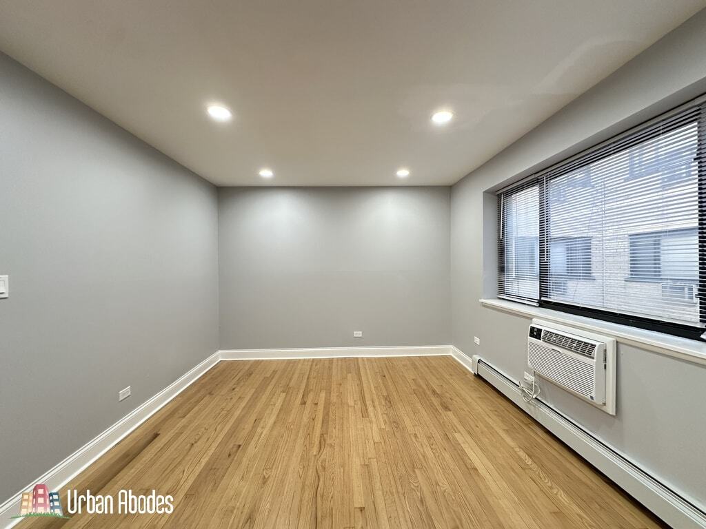 Building Photo - 6967 N Sheridan Rd