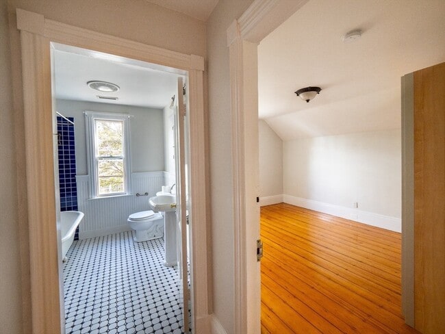 Building Photo - 12 Adella Pl