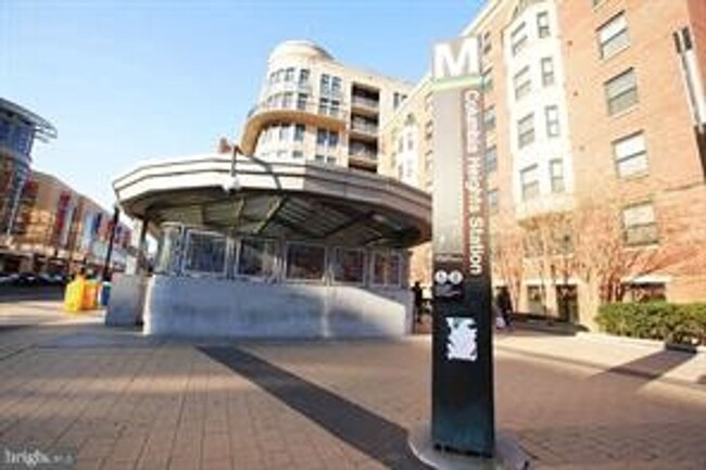 Building Photo - Columbia Heights living! 1 bedroom plus DE...