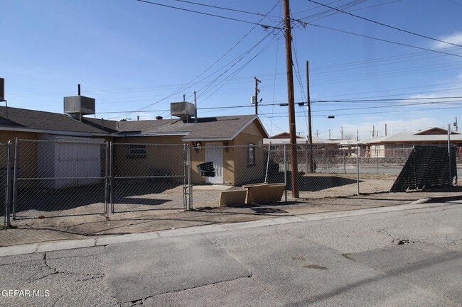 Building Photo - 8903 Old County Dr