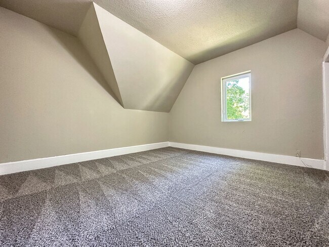 Building Photo - 4 Bedroom 2 Bathroom Home in Winterset