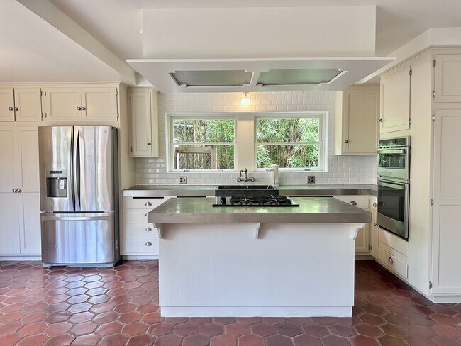 Building Photo - Meticulously Restored 1920s Craftsman on a Private, Hedged Lot | Pet Friendly!