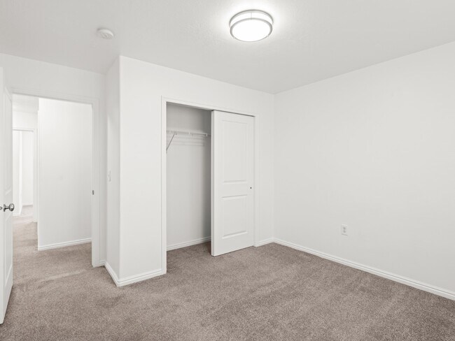 Building Photo - 5047 W Rock Butte Rd