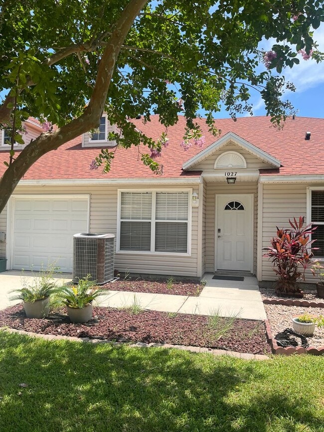 Primary Photo - 3 bed 2 bath Townhome