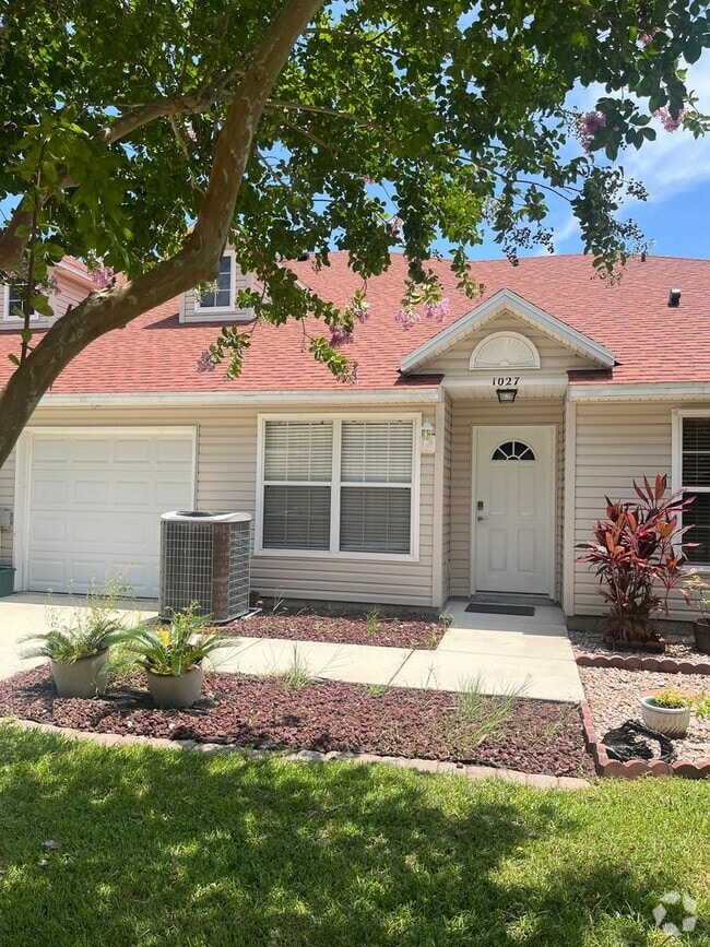 Building Photo - 3 bed 2 bath Townhome