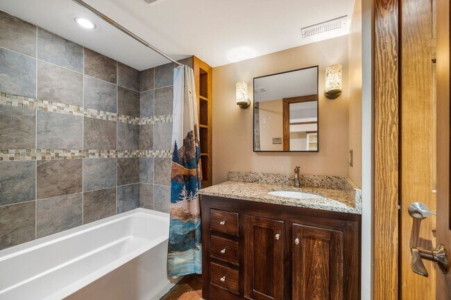 Building Photo - Meticulously maintained 3-bedroom, 2-bath ...