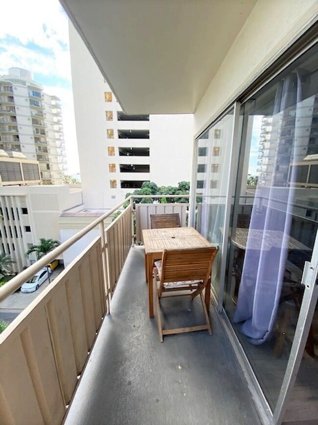 Building Photo - Fully Furnished Studio in Waikiki