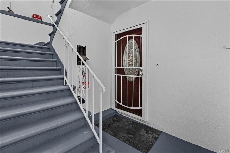 Building Photo - 12753 Oxnard St