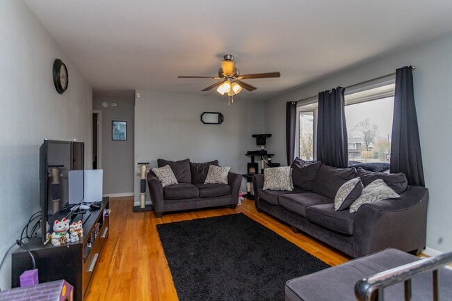 Building Photo - Peaceful Bi-Level Home in a Quiet Cul-de-Sac