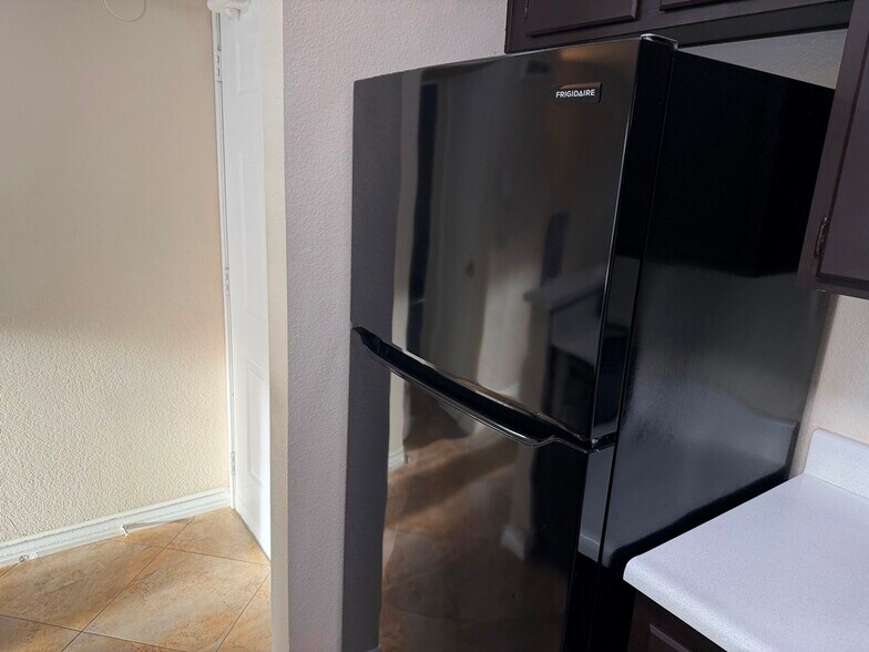 Building Photo - 8889 Caminito Plaza Centro