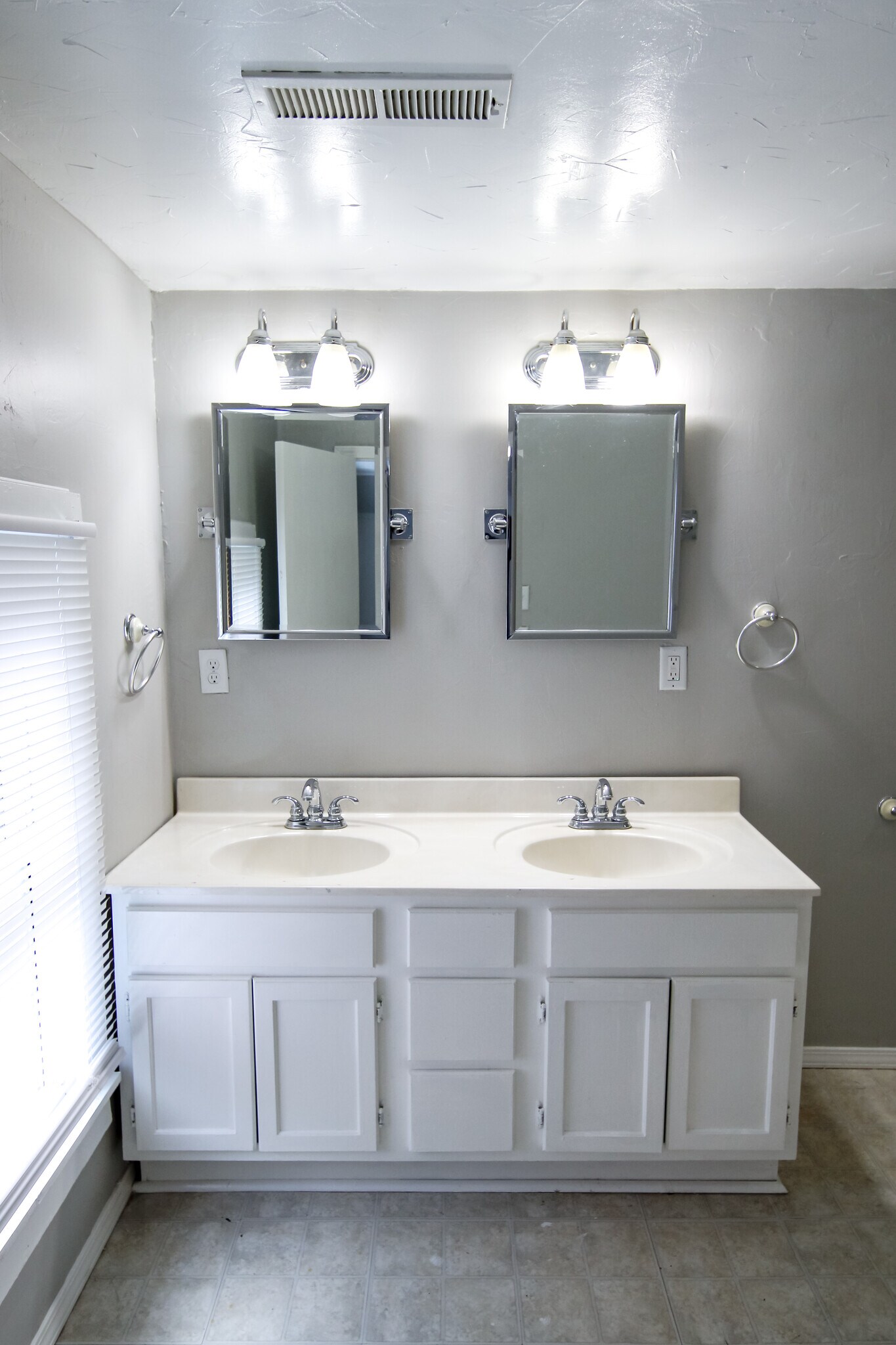 Building Photo - 613 S Main Ave