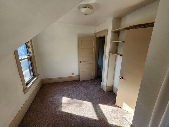 Building Photo - 907 S Walts Ave