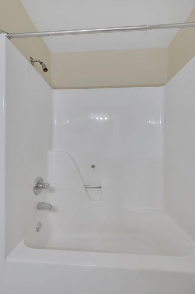 Building Photo - Awesome 2BE/2.5BA condo in Green Hills!