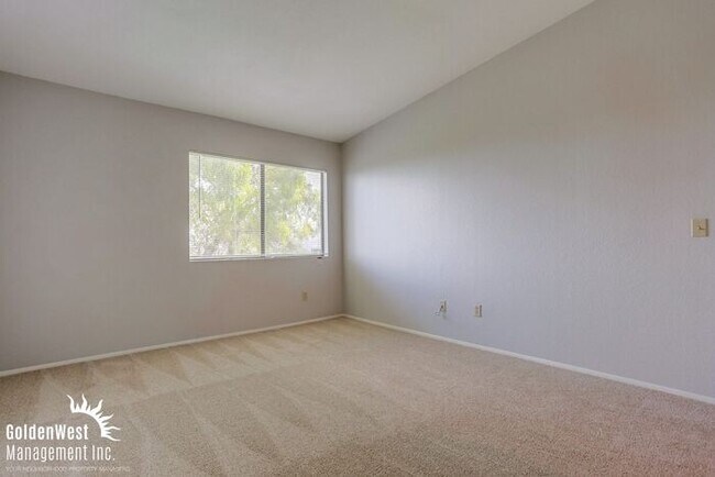 Building Photo - Breezy 2Bdm 2Ba Top-Floor Corner Condo with Mountain Views!