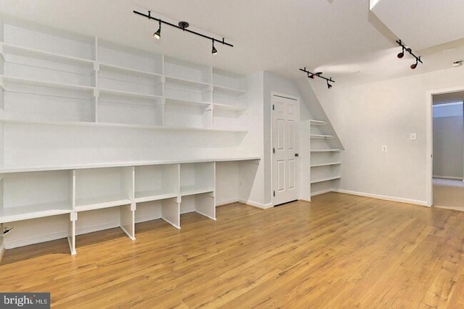 Building Photo - 1024 N Monroe St