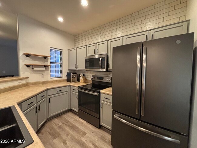 Building Photo - 948 E Savannah Dr