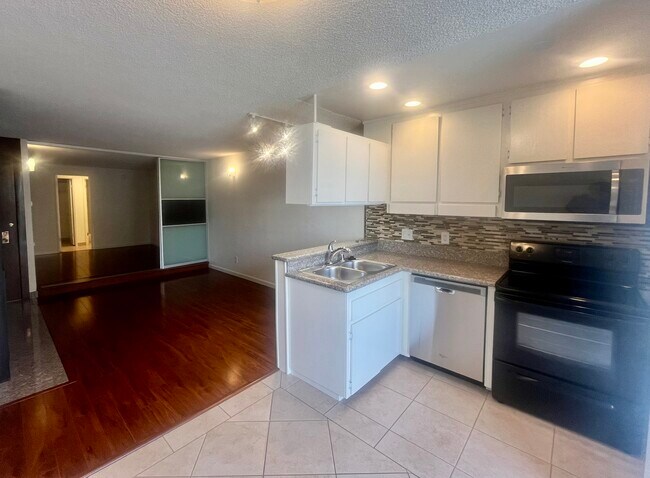 Building Photo - 659 S Cloverdale Ave