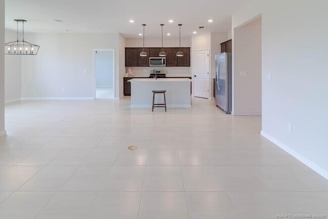 Building Photo - 861 SE Courances Dr