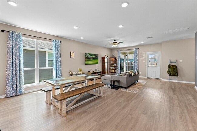 Building Photo - 121 Lazy Lizzy Rd