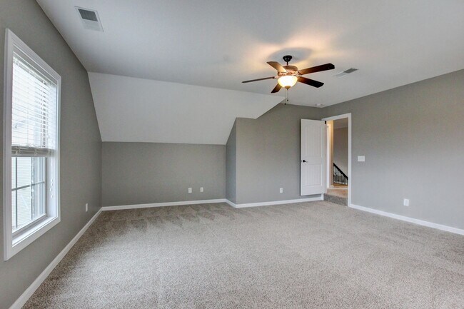 Building Photo - Executive Home on Cul de sac off exit 8.  Hurry.