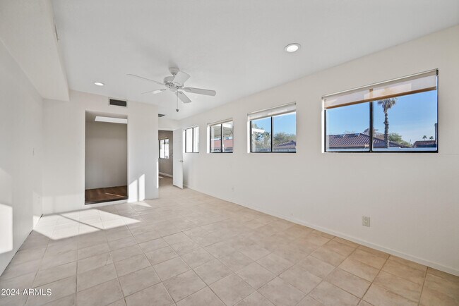 Building Photo - 1831 E La Jolla Dr