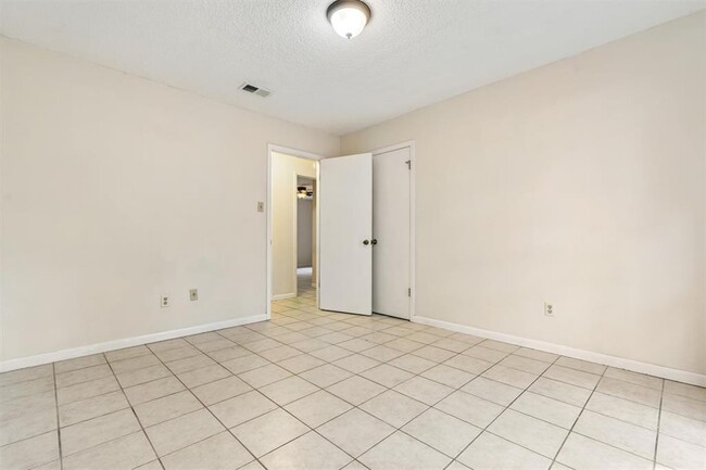 Building Photo - 10303 Slaughter Creek Dr