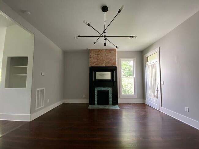 Building Photo - Amazing Updated One Bedroom in South Nashv...