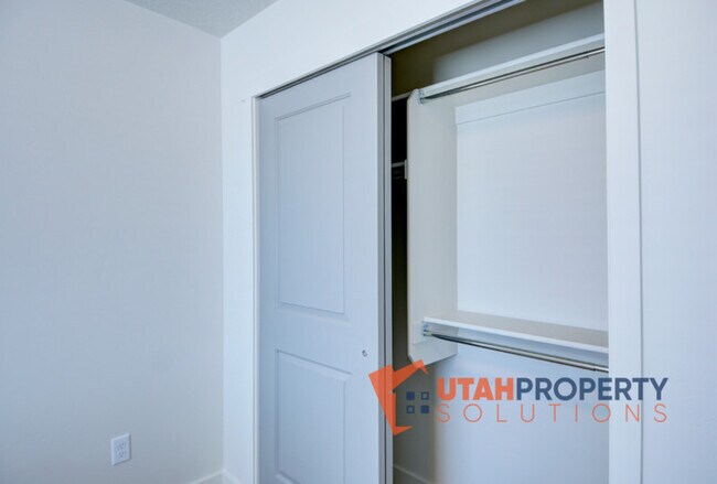 Building Photo - 952 W 500 S