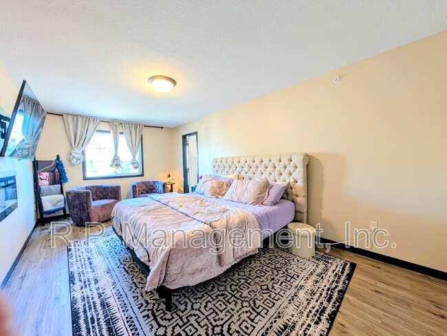 Building Photo - 5286 Greenwood Dr