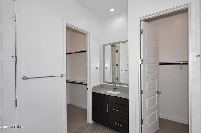 Building Photo - 2516 E King Bird Dr