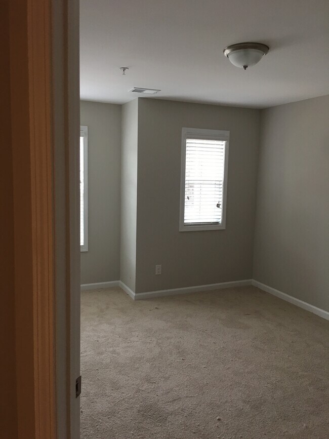 Building Photo - 1256 Elderwood Way