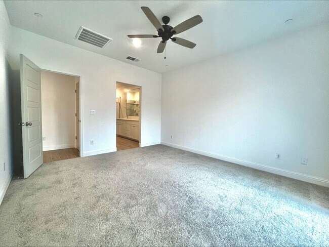 Building Photo - Beautiful 3-Bed, 2-Bath Lennar Home in Daf...