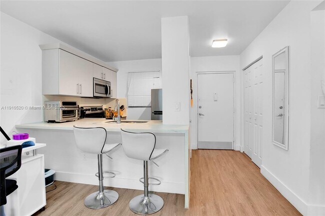 Building Photo - 6200 W Flagler St