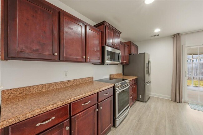 Building Photo - Spacious 5-Bedroom Home with Screened Patio & Private Fenced Yard in Guyton