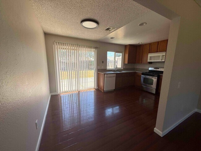 Building Photo - Single Story 4 Bedroom