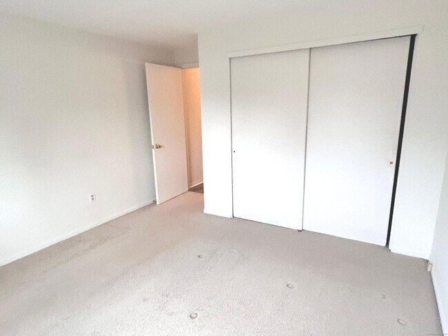 Building Photo - 4 Carillon Dr