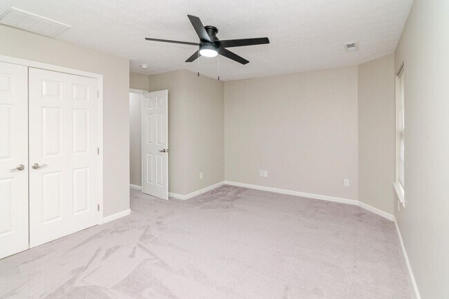 Building Photo - Beautifully updated 3 bedroom, 2.5 bath townhouse in a fantastic Lexington location!