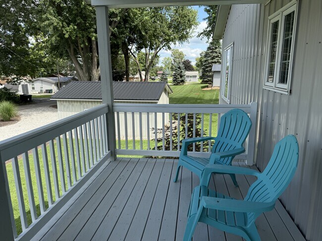 Building Photo - 8911 E Circle Dr N