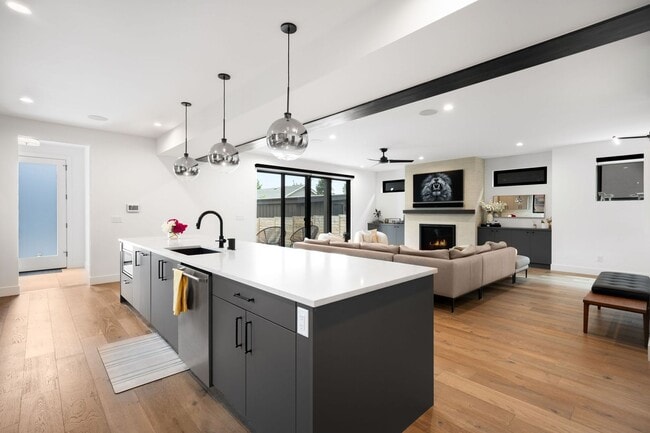 Building Photo - Luxury 5BD, 6BA Home 1 Block From Sloan's Lake