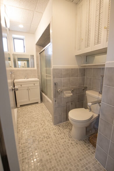 1st FL Full Bathroom - 2848 S 11th St